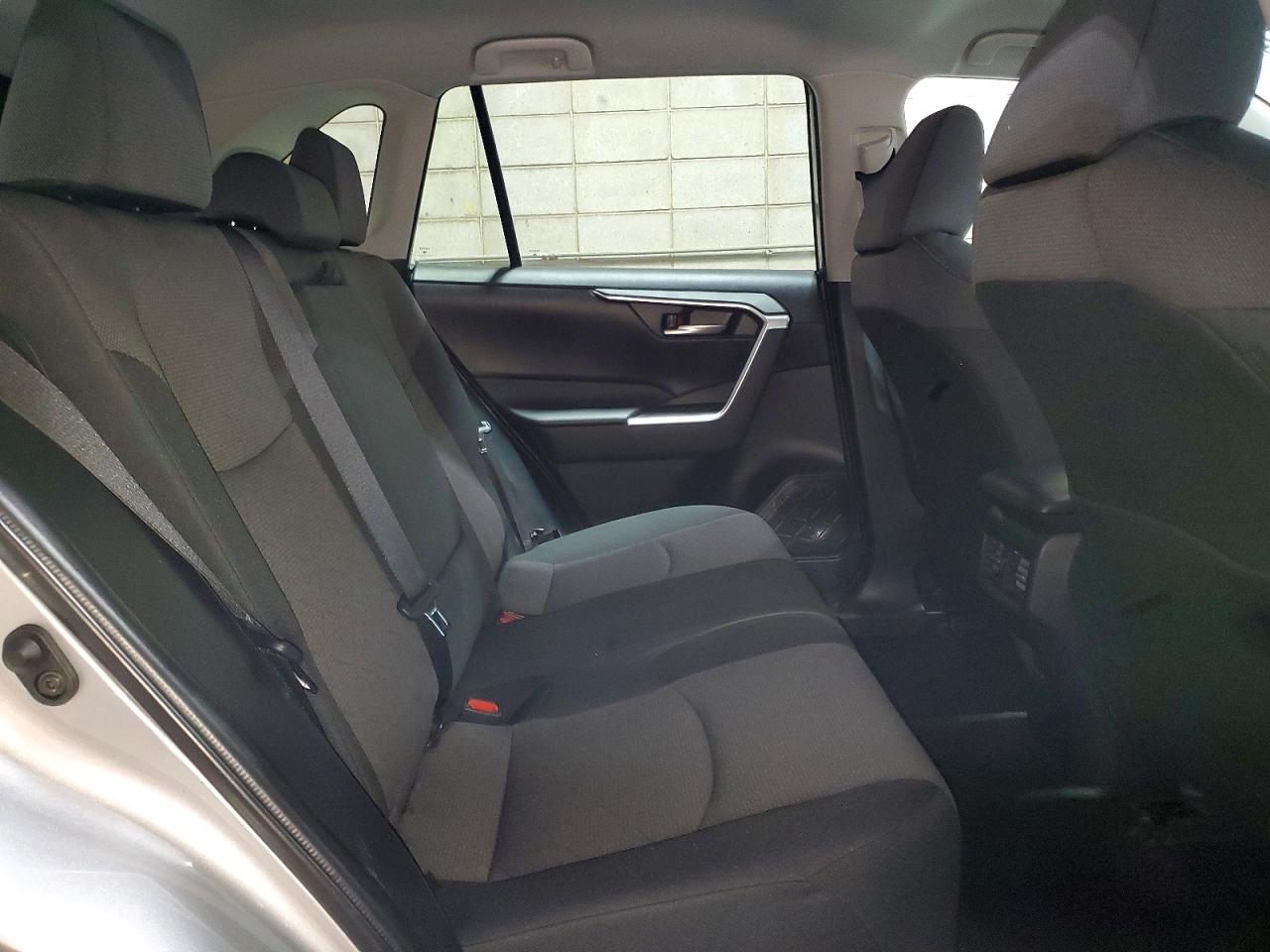 2025 TOYOTA RAV4 XLE photo 11