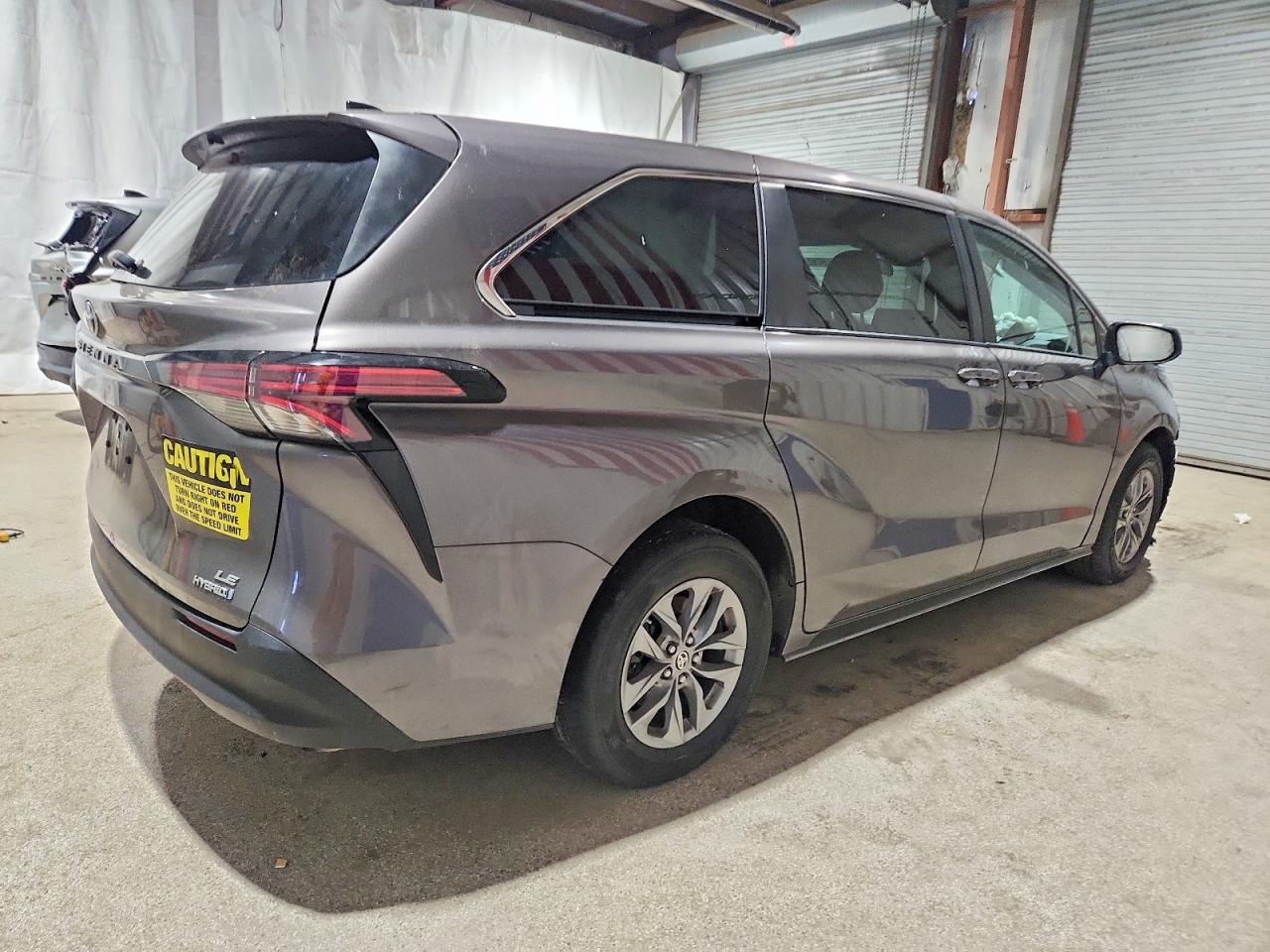 2022 TOYOTA SIENNA LE photo 7