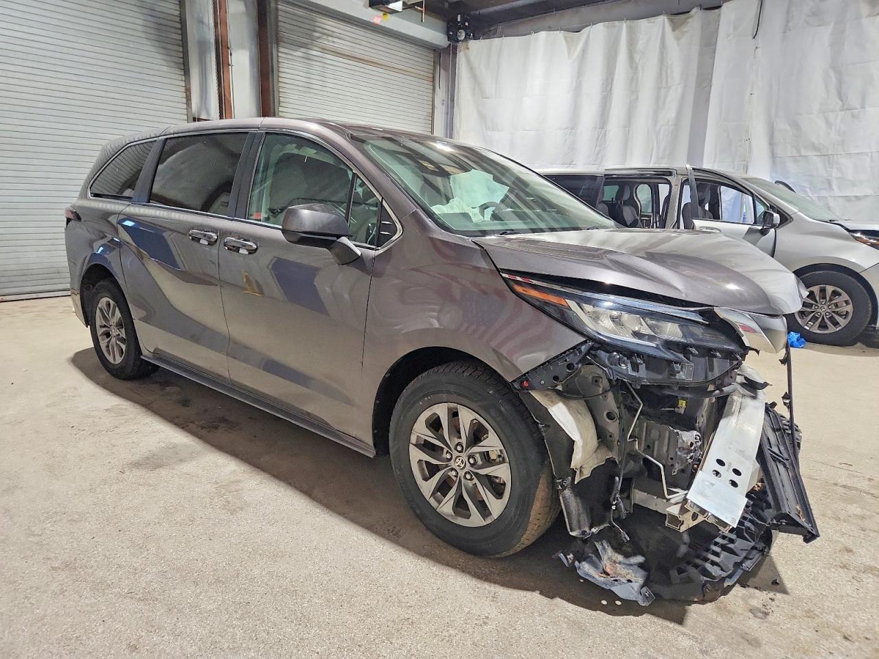 2022 TOYOTA SIENNA LE photo 10