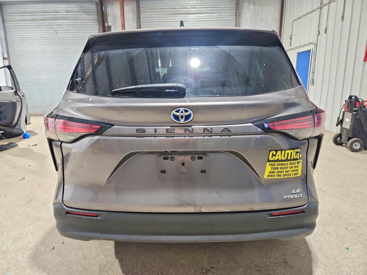 2022 TOYOTA SIENNA LE photo 16