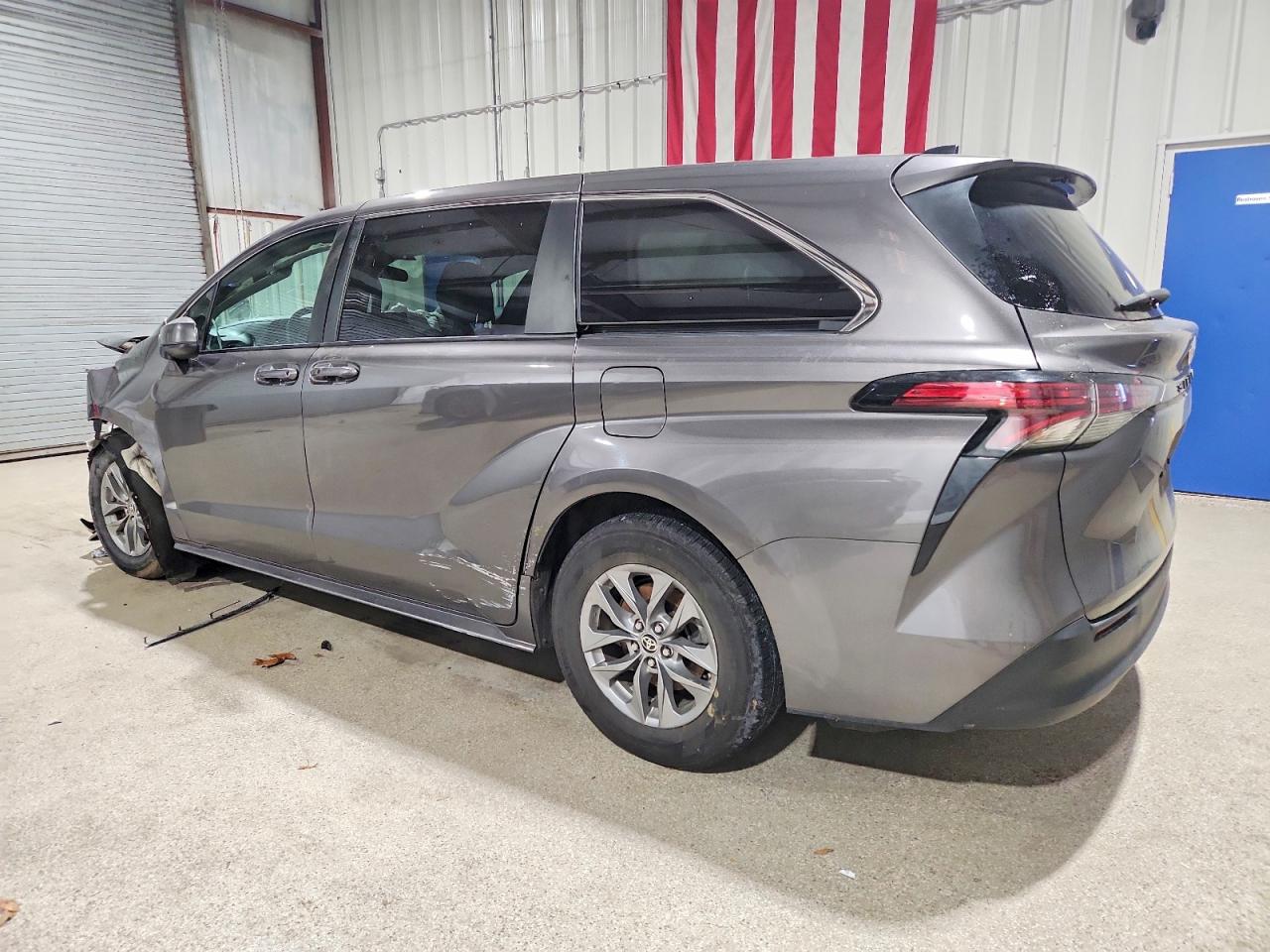 2022 TOYOTA SIENNA LE photo 4