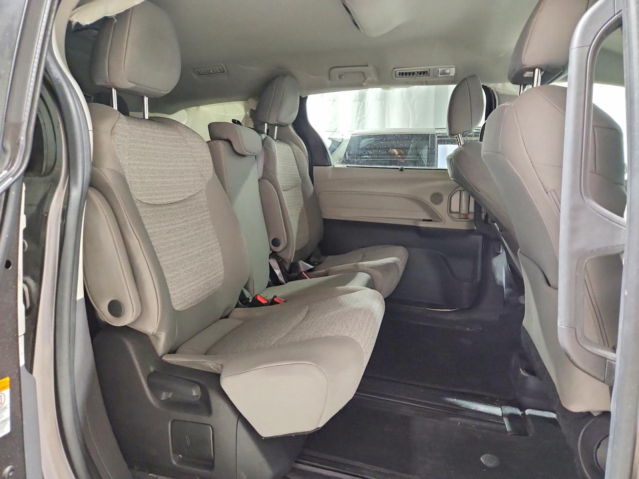2022 TOYOTA SIENNA LE photo 31
