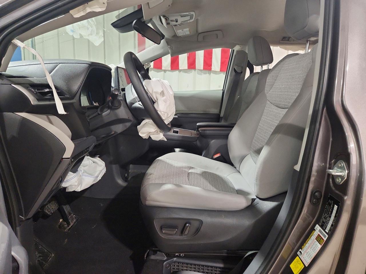 2022 TOYOTA SIENNA LE photo 19