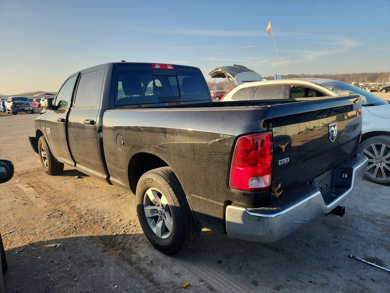 2019 RAM 1500 CLASSIC SLT photo 2