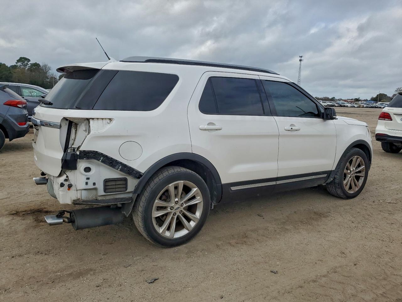 2018 FORD EXPLORER XLT photo 3