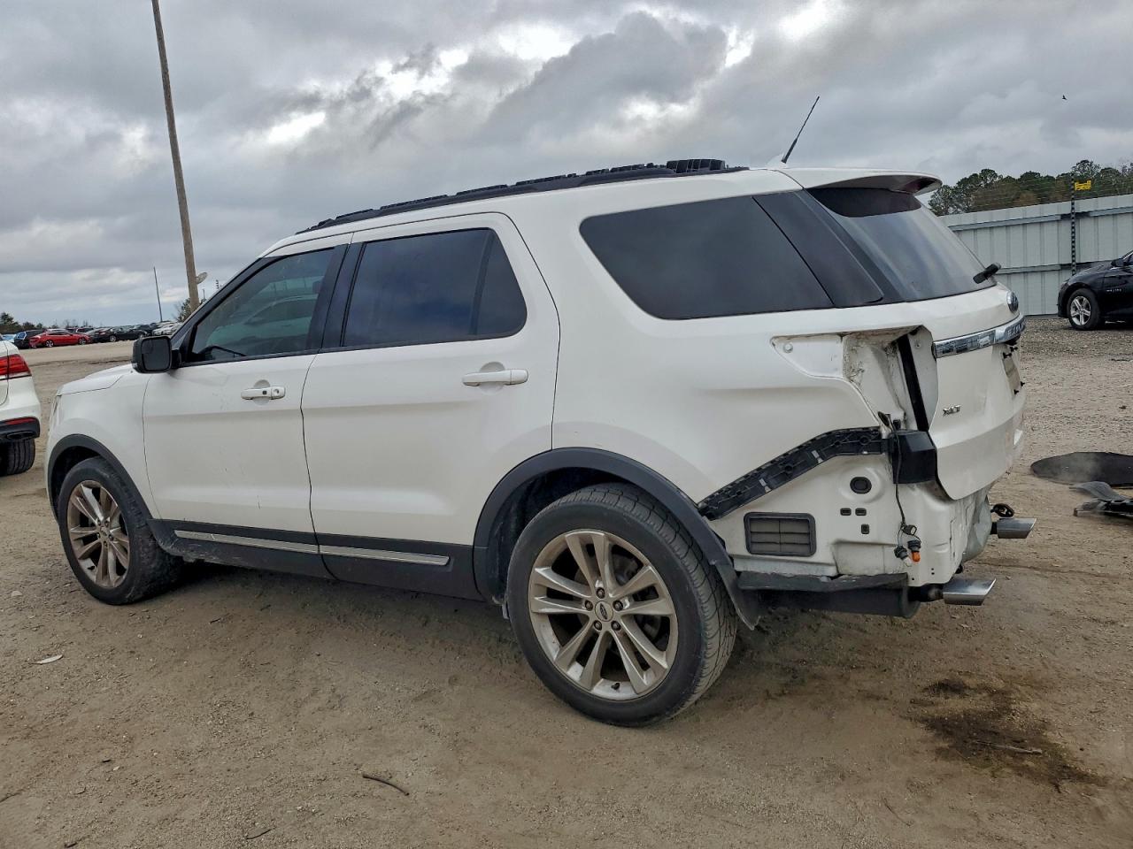2018 FORD EXPLORER XLT photo 2
