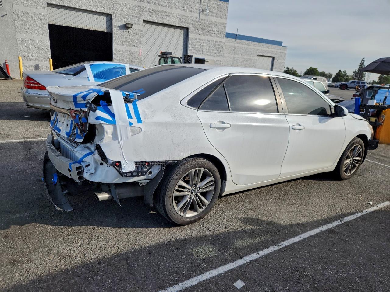 2017 TOYOTA CAMRY LE photo 3