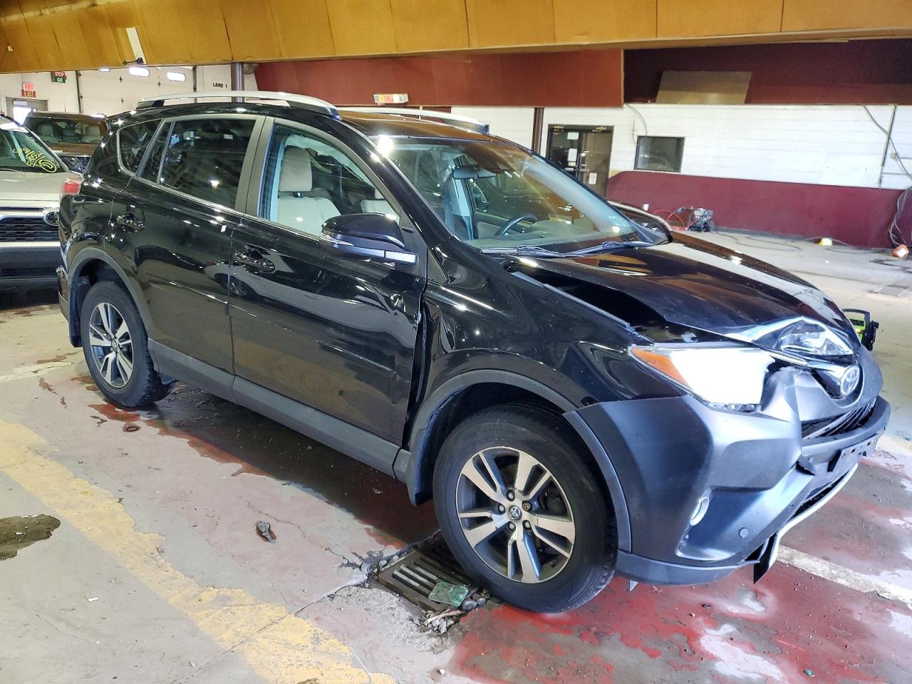 2017 TOYOTA RAV4 XLE photo 4