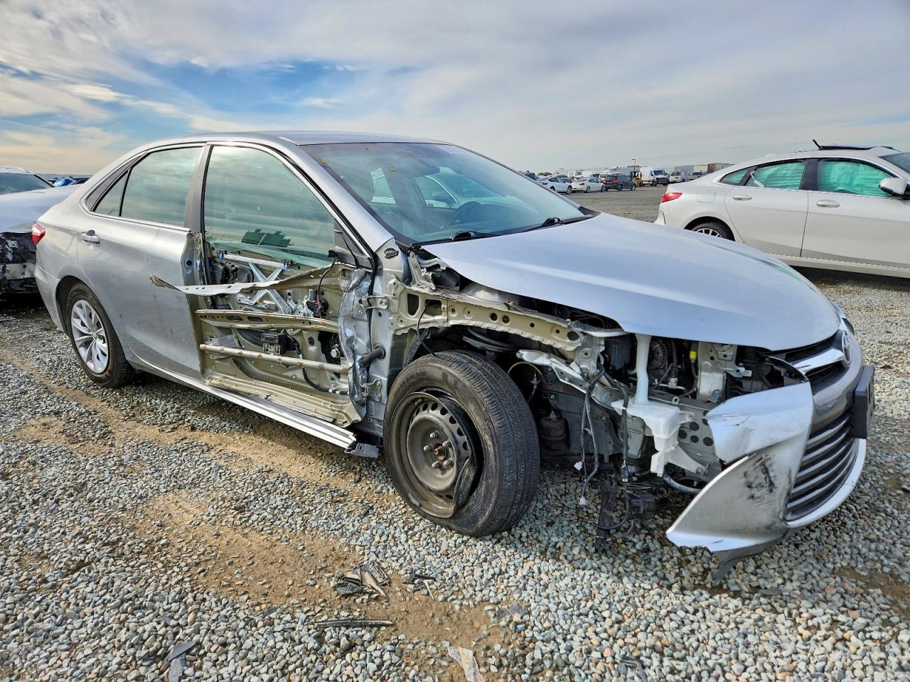 2015 TOYOTA CAMRY LE photo 4