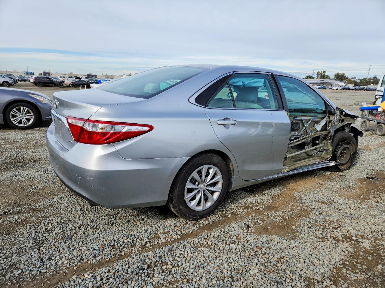 2015 TOYOTA CAMRY LE photo 3
