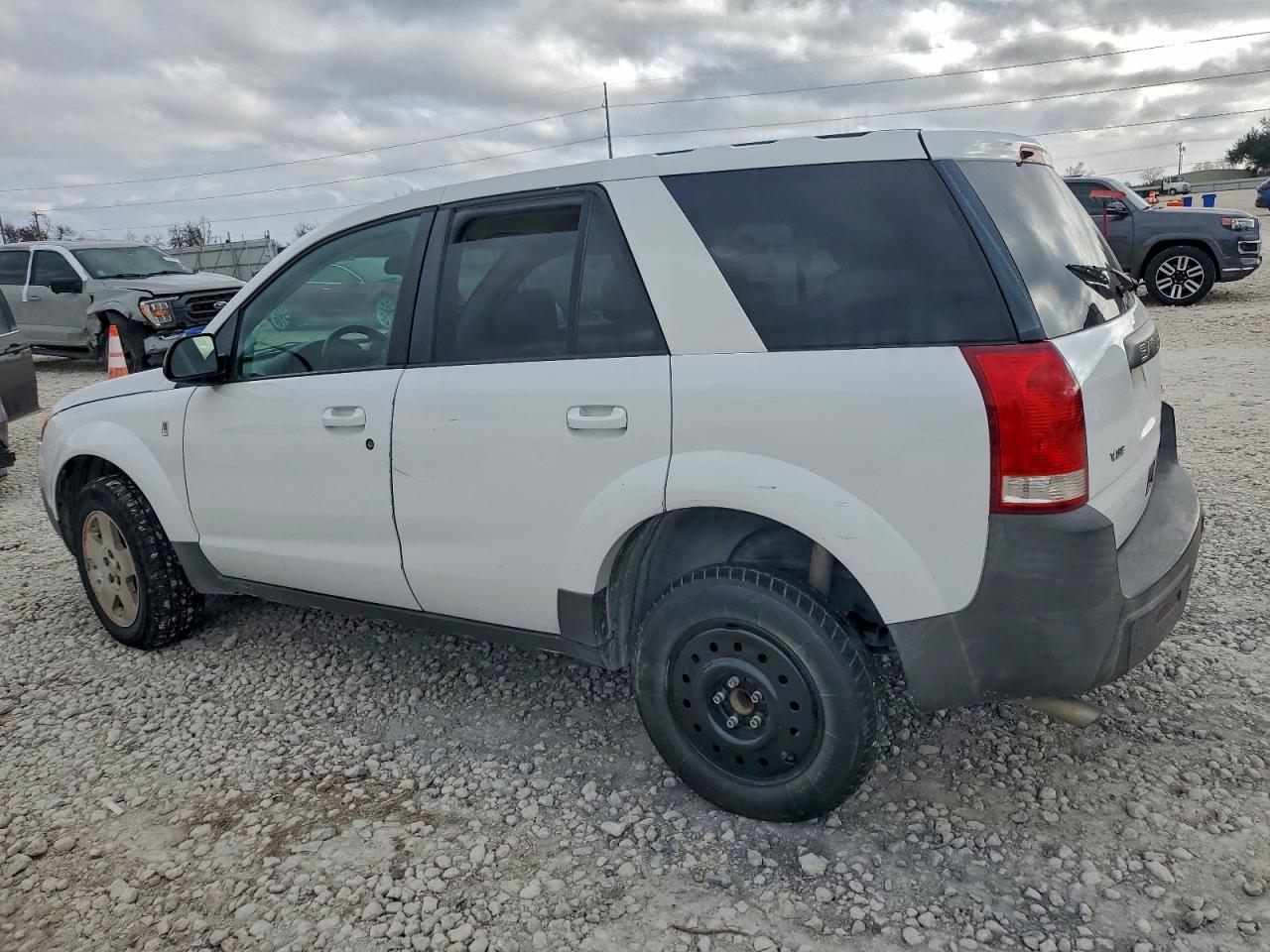 2004 SATURN VUE photo 2
