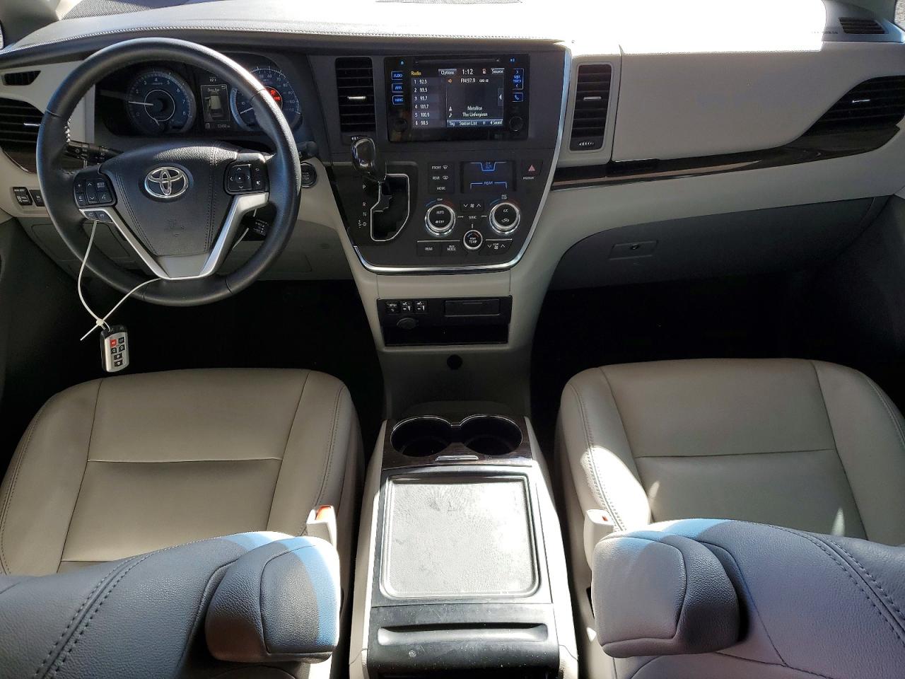 2017 TOYOTA SIENNA XLE photo 8