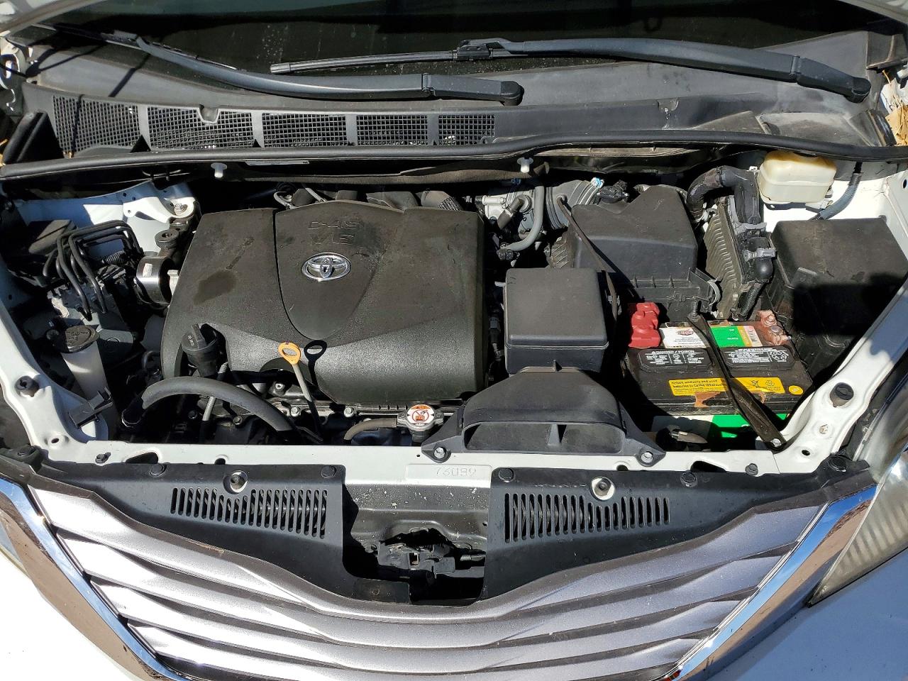 2017 TOYOTA SIENNA XLE photo 12
