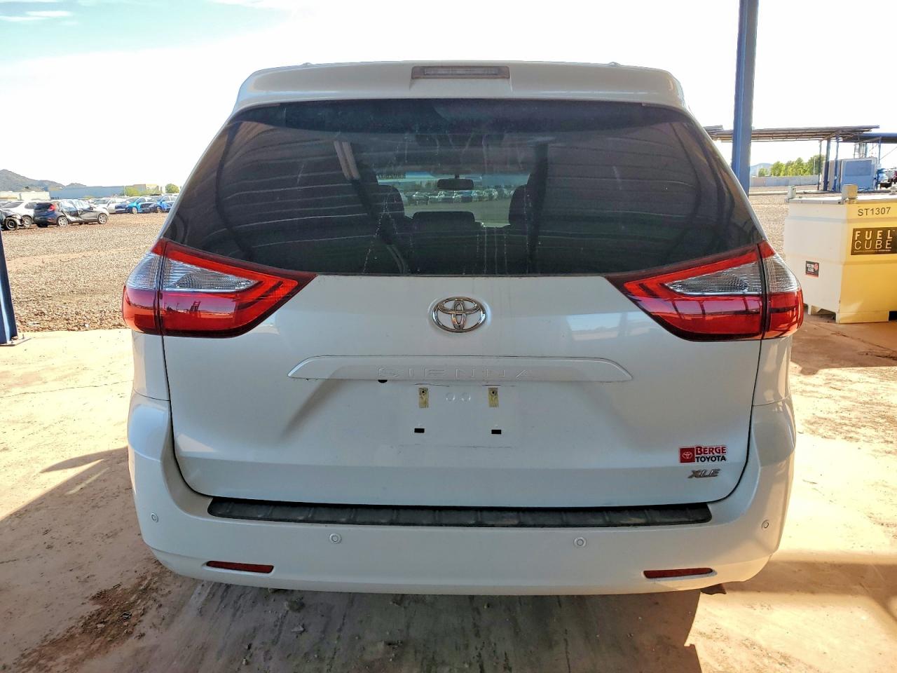 2017 TOYOTA SIENNA XLE photo 6
