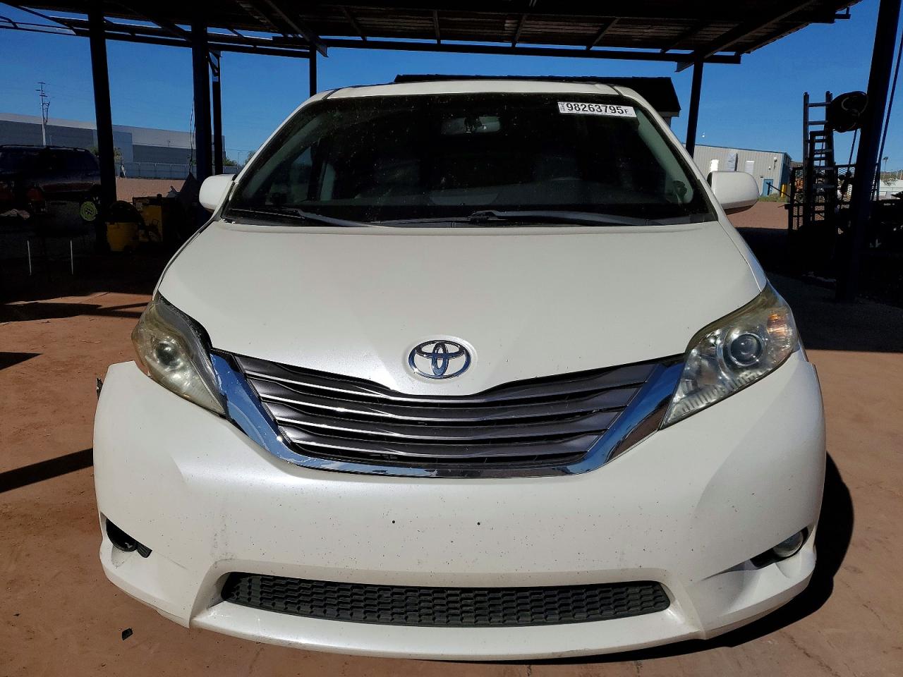 2017 TOYOTA SIENNA XLE photo 5