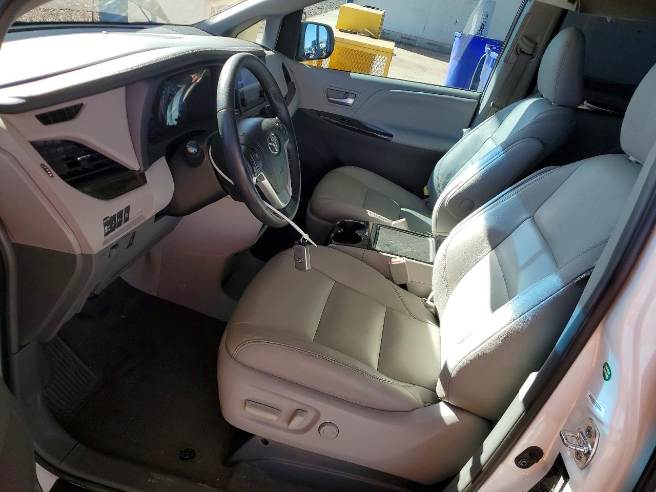 2017 TOYOTA SIENNA XLE photo 7