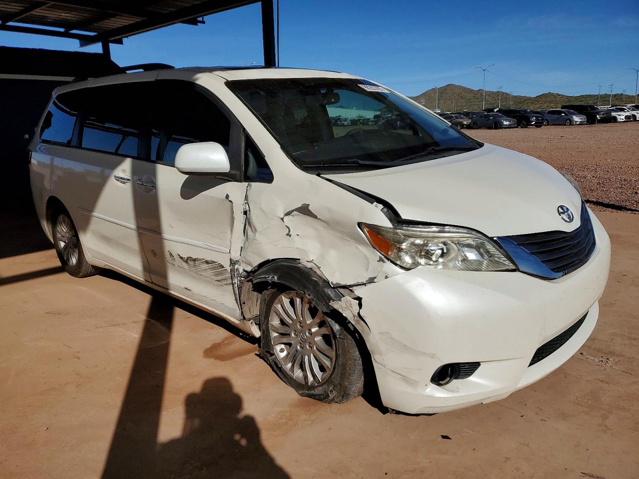 2017 TOYOTA SIENNA XLE photo 4