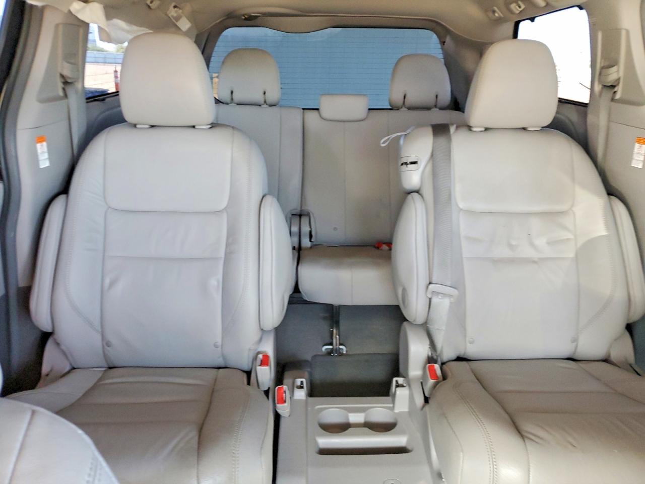 2017 TOYOTA SIENNA XLE photo 10