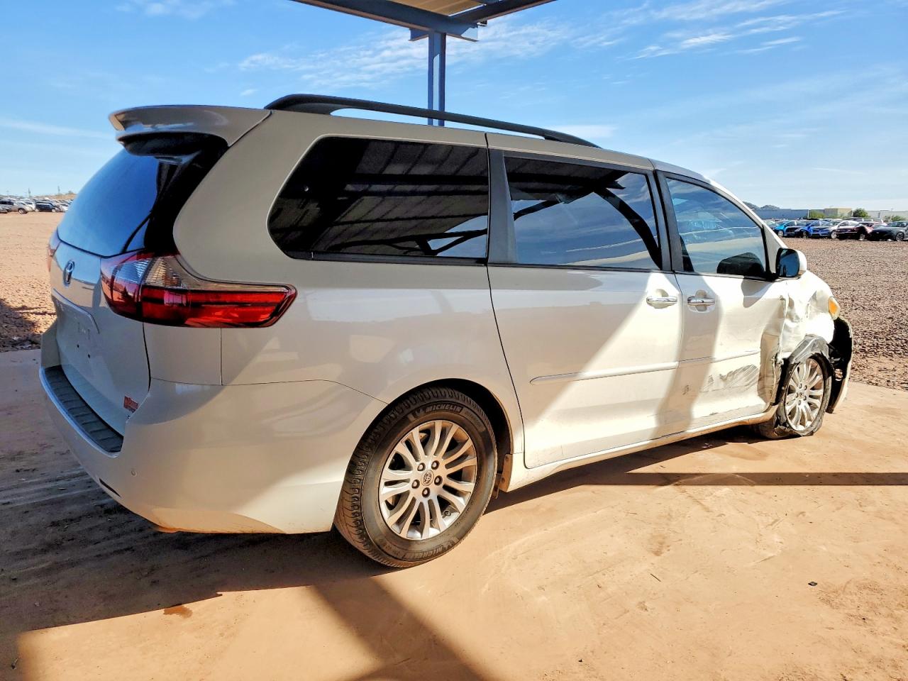 2017 TOYOTA SIENNA XLE photo 3