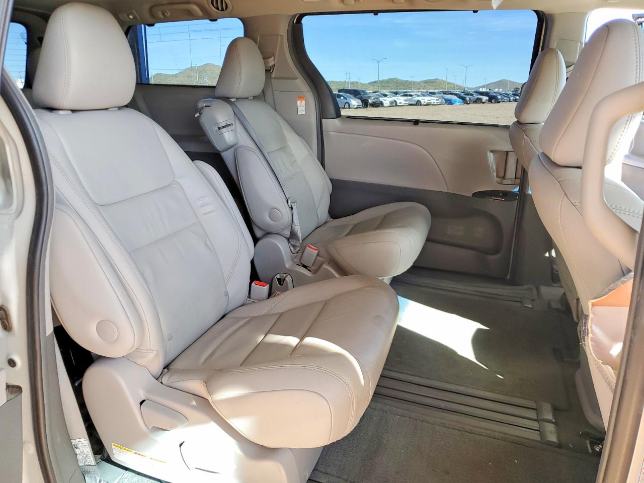 2017 TOYOTA SIENNA XLE photo 11