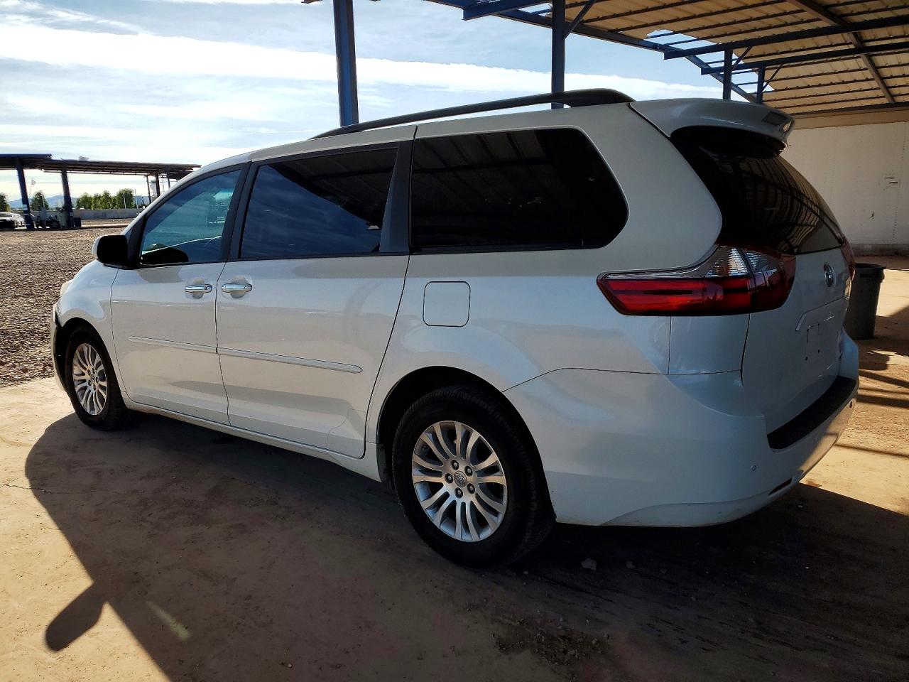 2017 TOYOTA SIENNA XLE photo 2