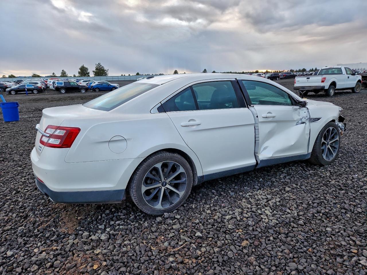 2015 FORD TAURUS SEL photo 3
