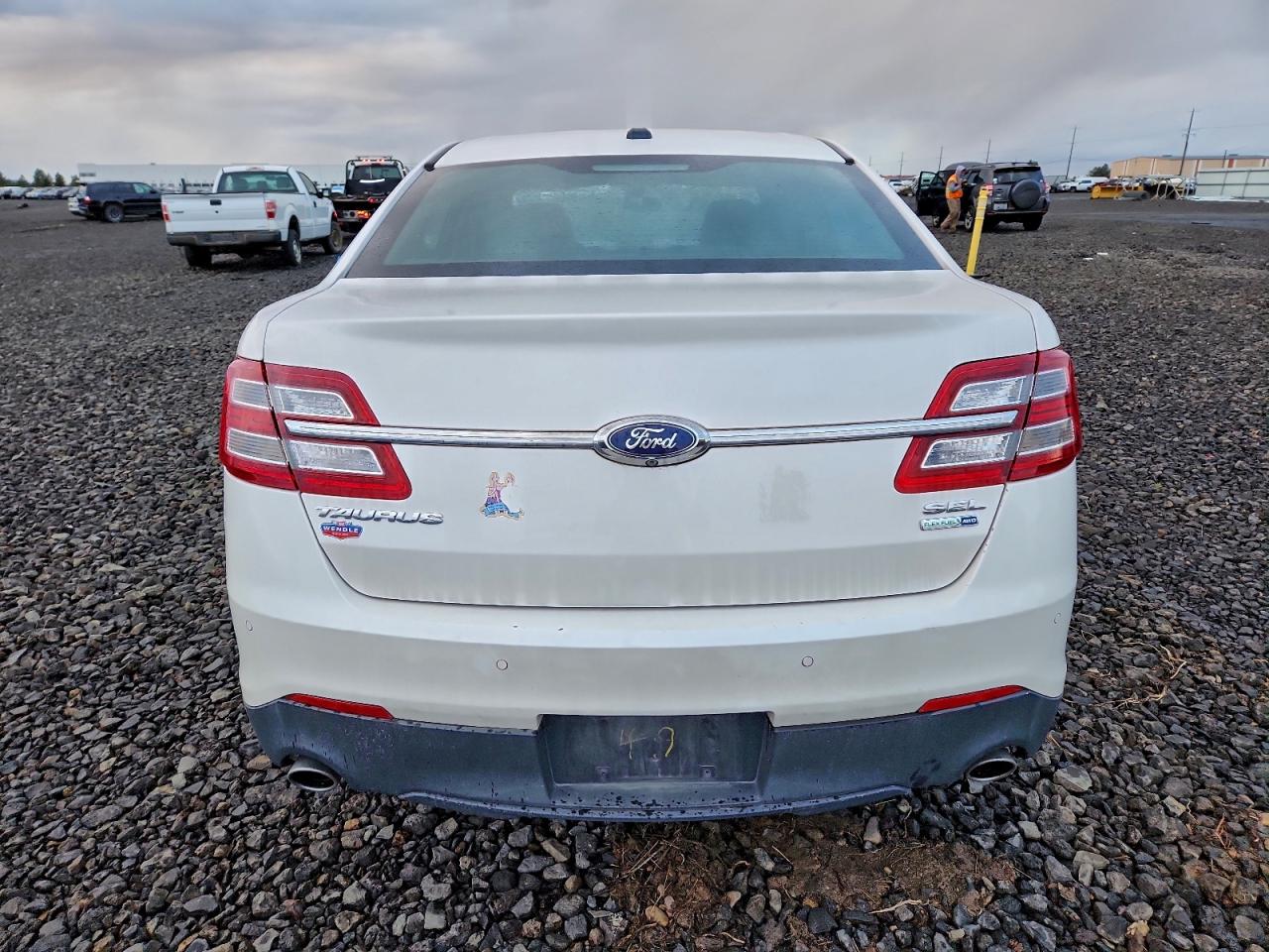 2015 FORD TAURUS SEL photo 6