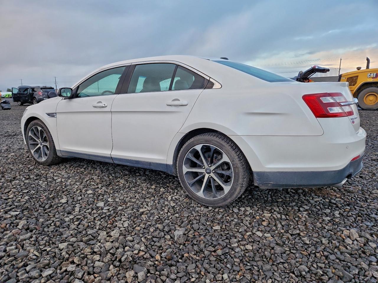2015 FORD TAURUS SEL photo 2
