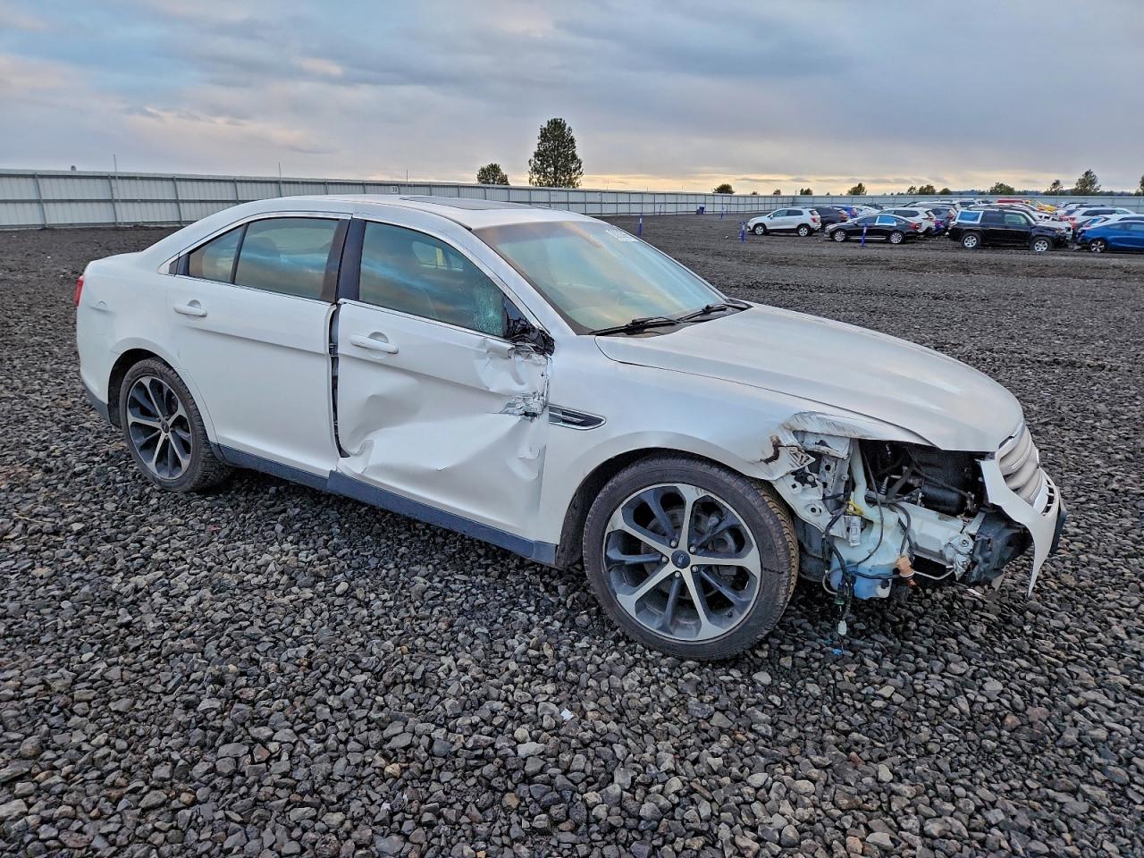 2015 FORD TAURUS SEL photo 4