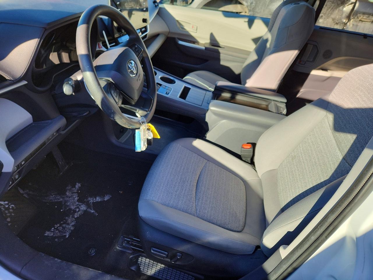 2022 TOYOTA SIENNA LE photo 13