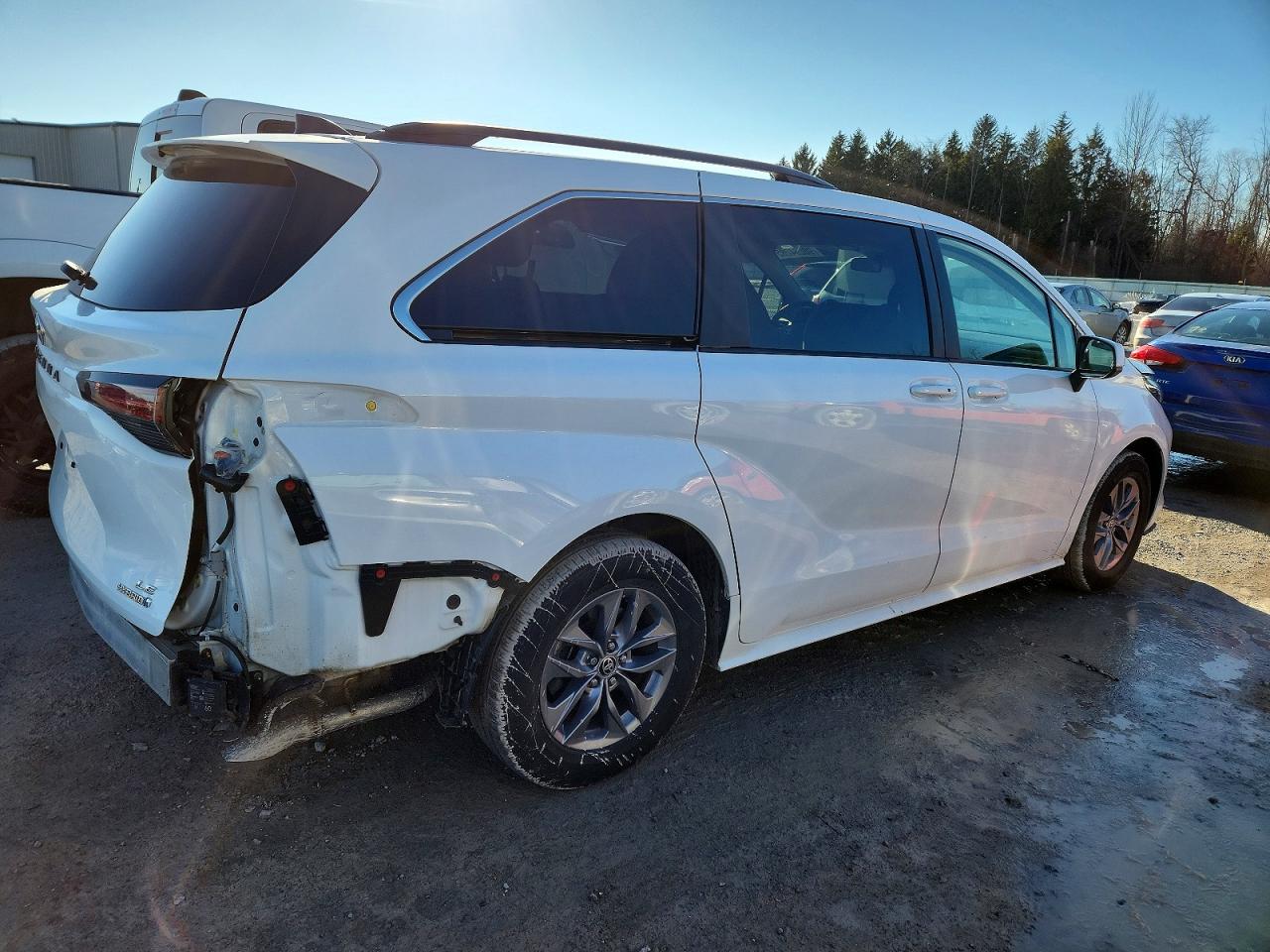 2022 TOYOTA SIENNA LE photo 5