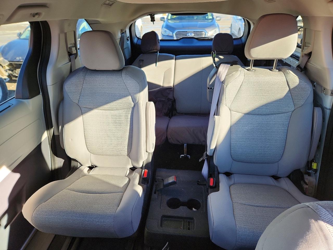 2022 TOYOTA SIENNA LE photo 19