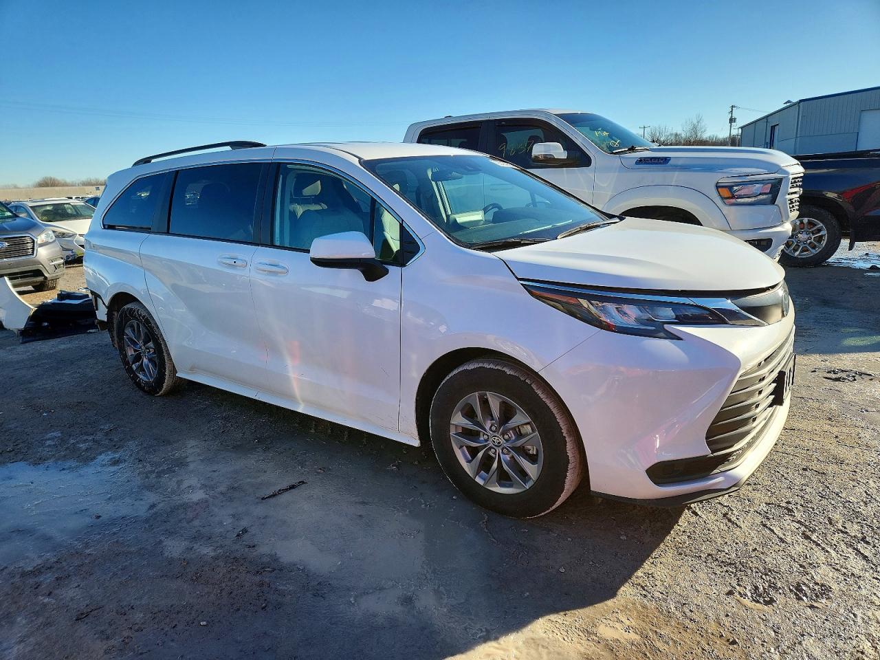 2022 TOYOTA SIENNA LE photo 7