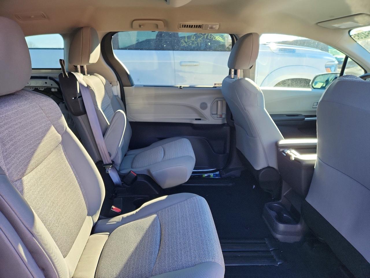 2022 TOYOTA SIENNA LE photo 21