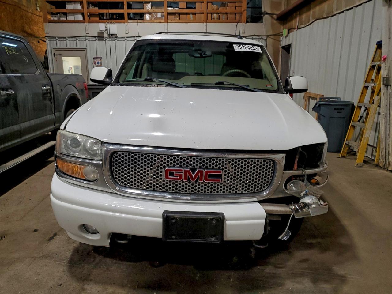 2004 GMC YUKON DENALI photo 5