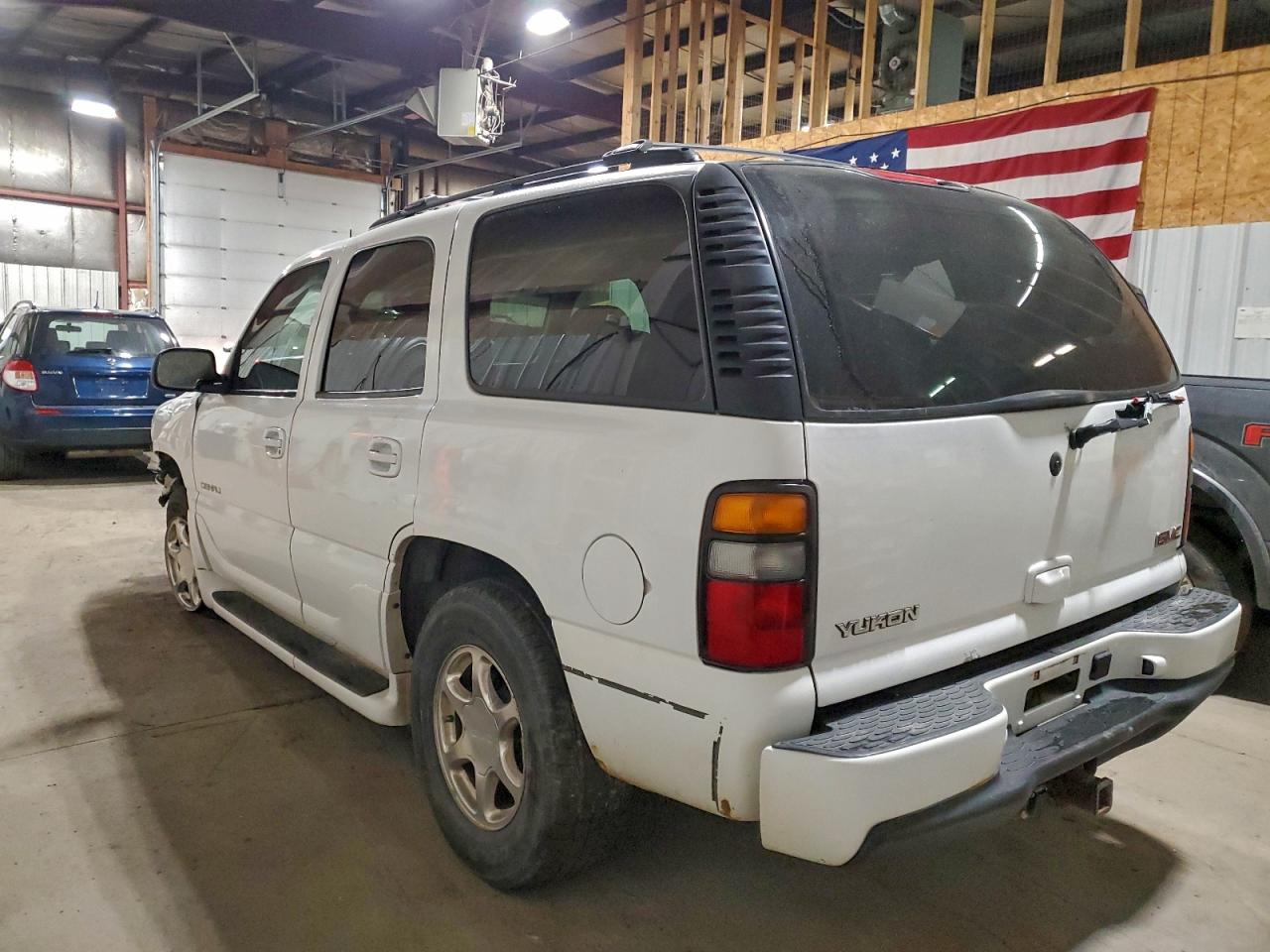 2004 GMC YUKON DENALI photo 2