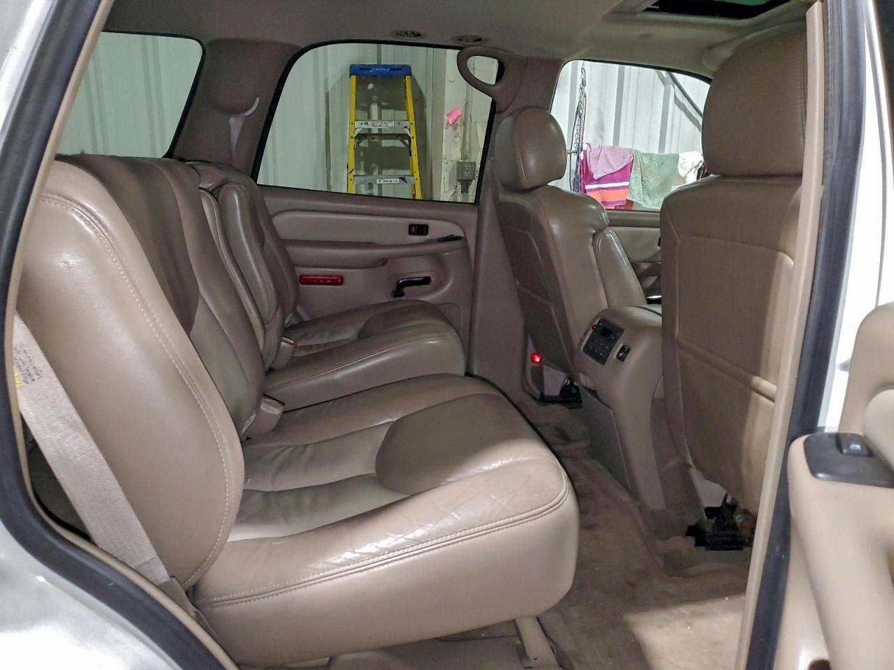 2004 GMC YUKON DENALI photo 11
