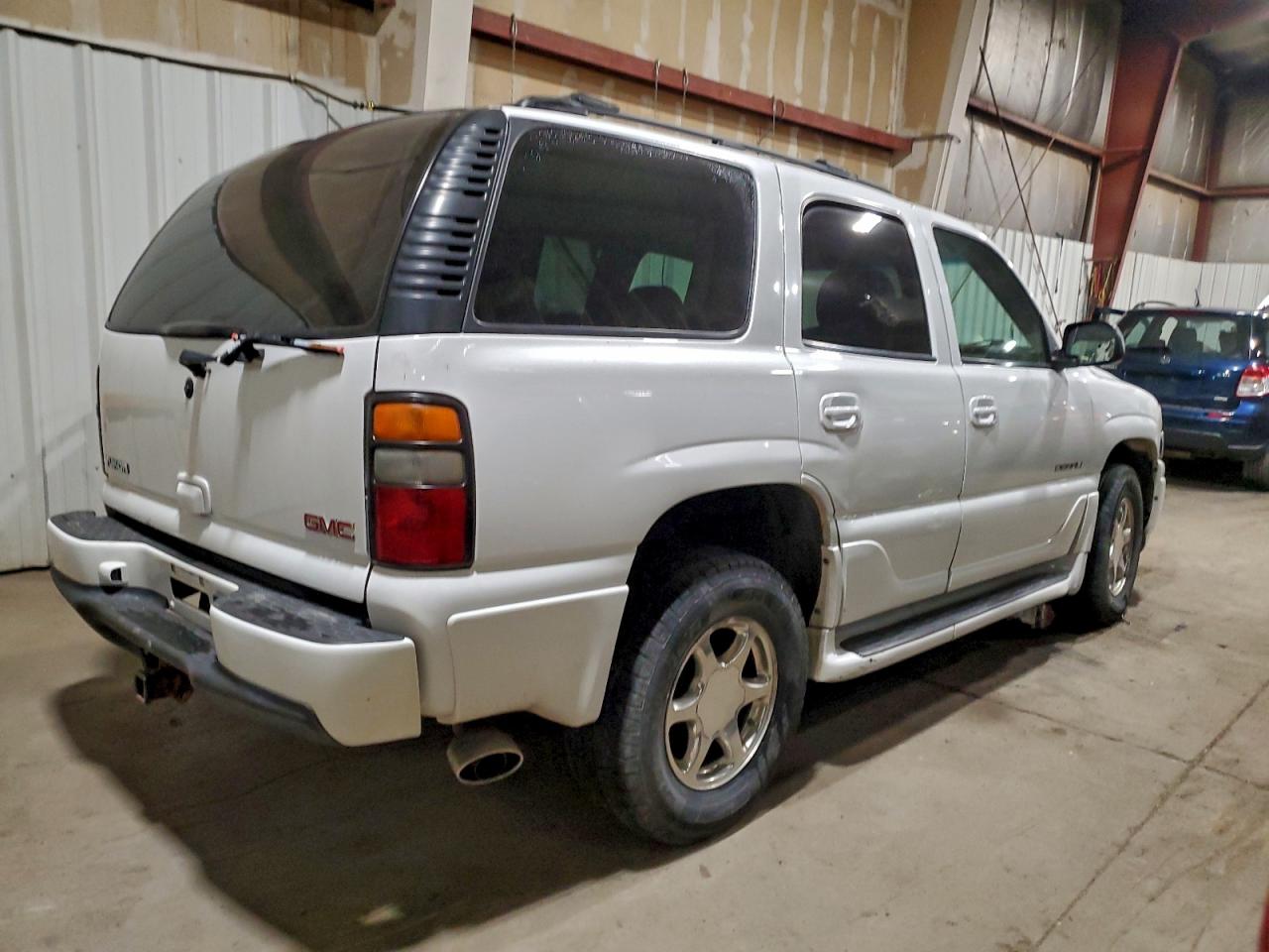 2004 GMC YUKON DENALI photo 3