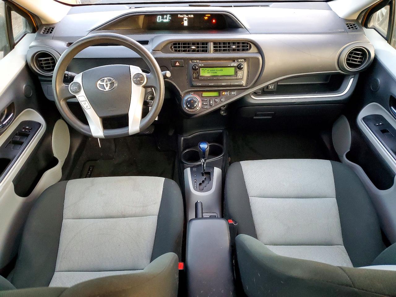 2014 TOYOTA PRIUS C photo 8