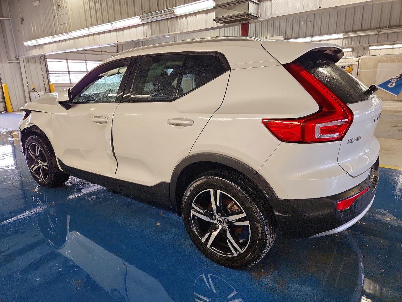 2023 VOLVO XC40 CORE photo 2