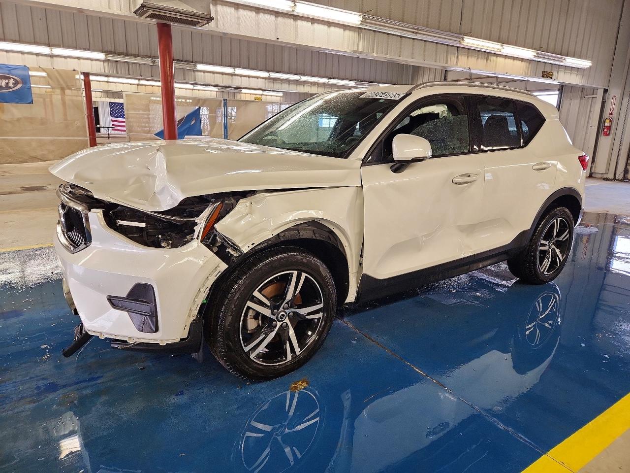 2023 VOLVO XC40