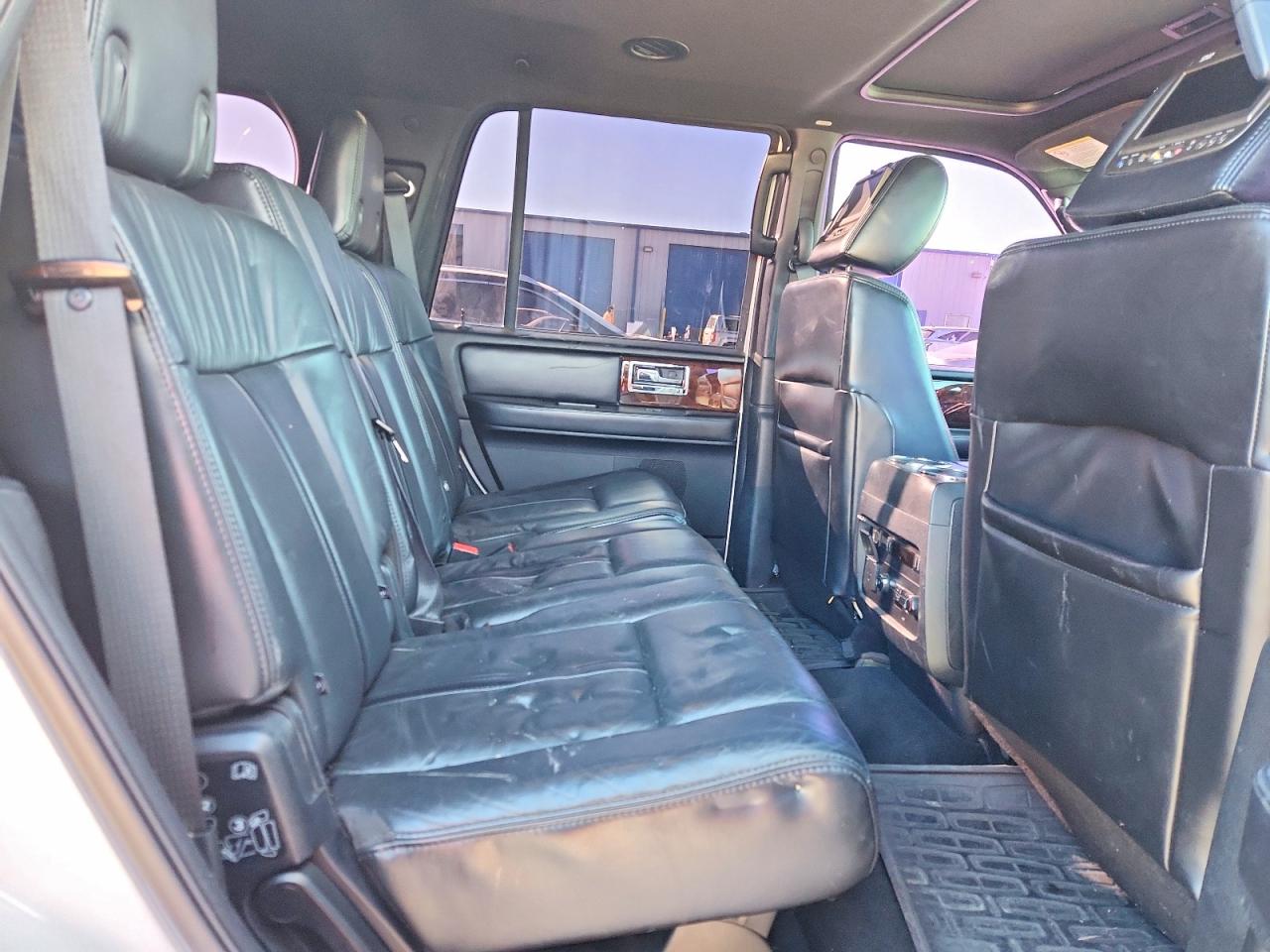 2015 LINCOLN NAVIGATOR photo 11