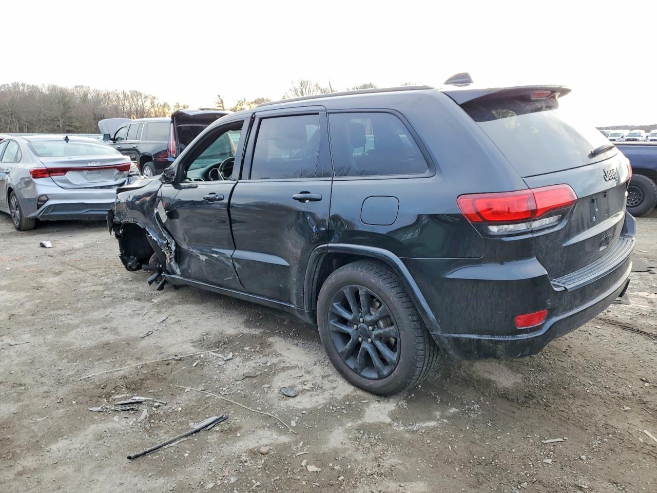 2019 JEEP GRAND CHEROKEE LAREDO photo 2