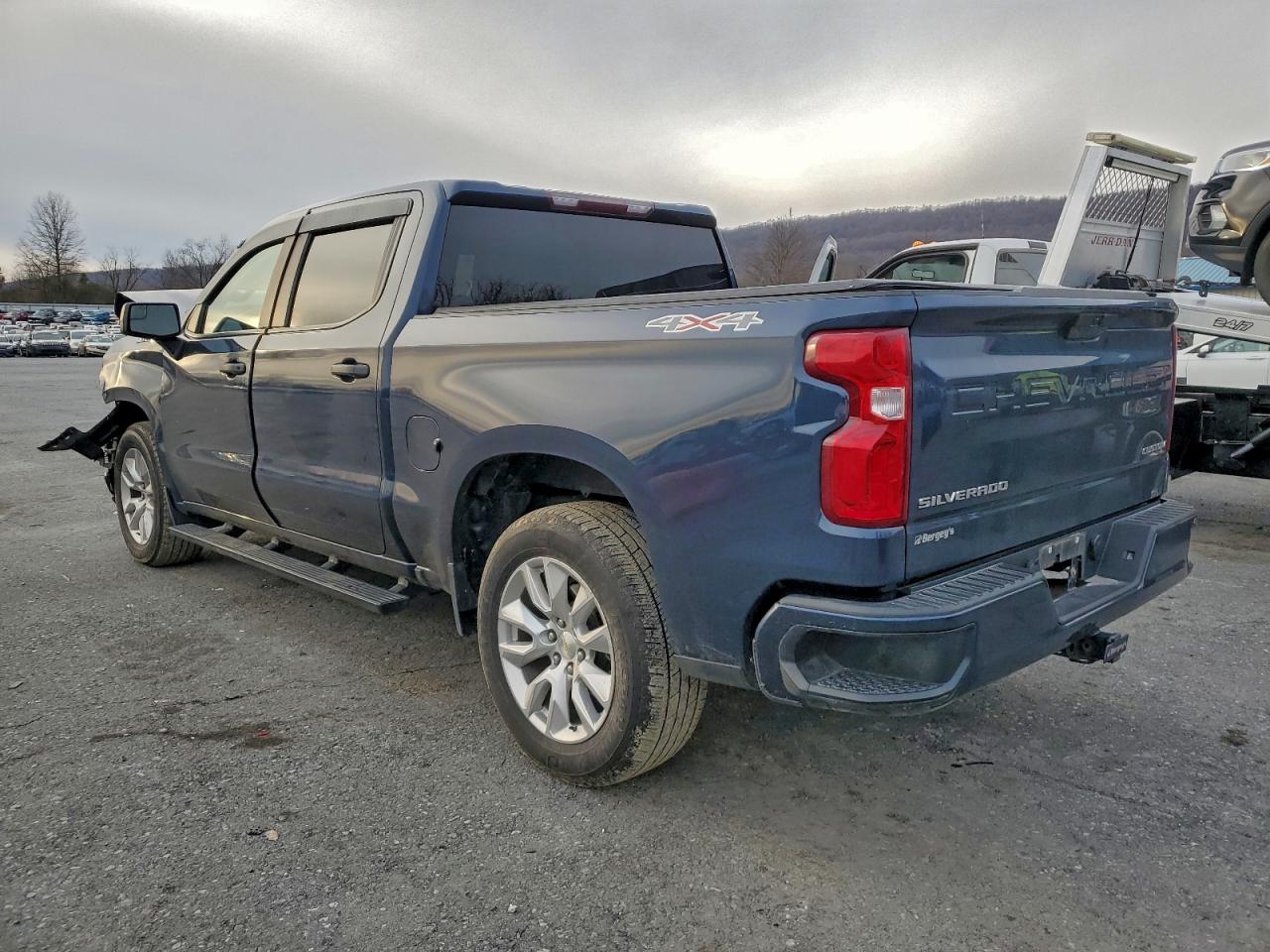 2021 CHEVROLET SILVERADO K1500 CUSTOM photo 2