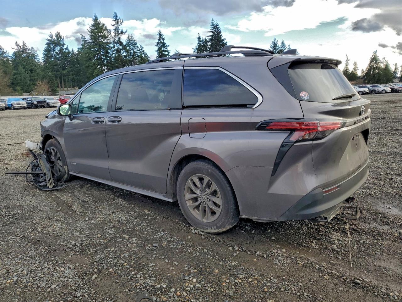 2021 TOYOTA SIENNA LE photo 2