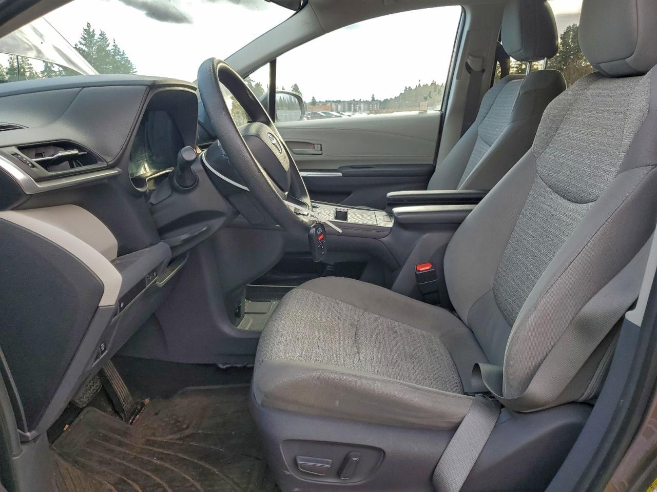 2021 TOYOTA SIENNA LE photo 7