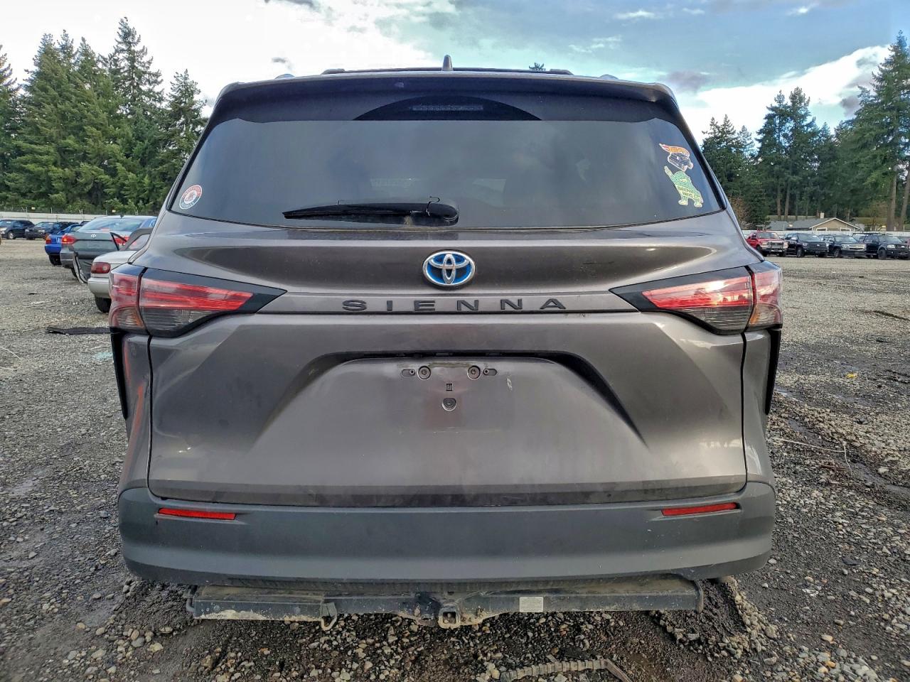 2021 TOYOTA SIENNA LE photo 6
