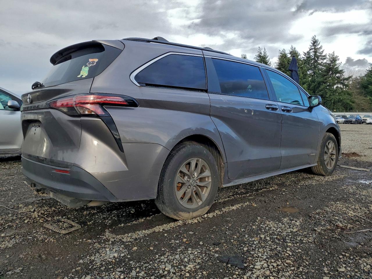 2021 TOYOTA SIENNA LE photo 3