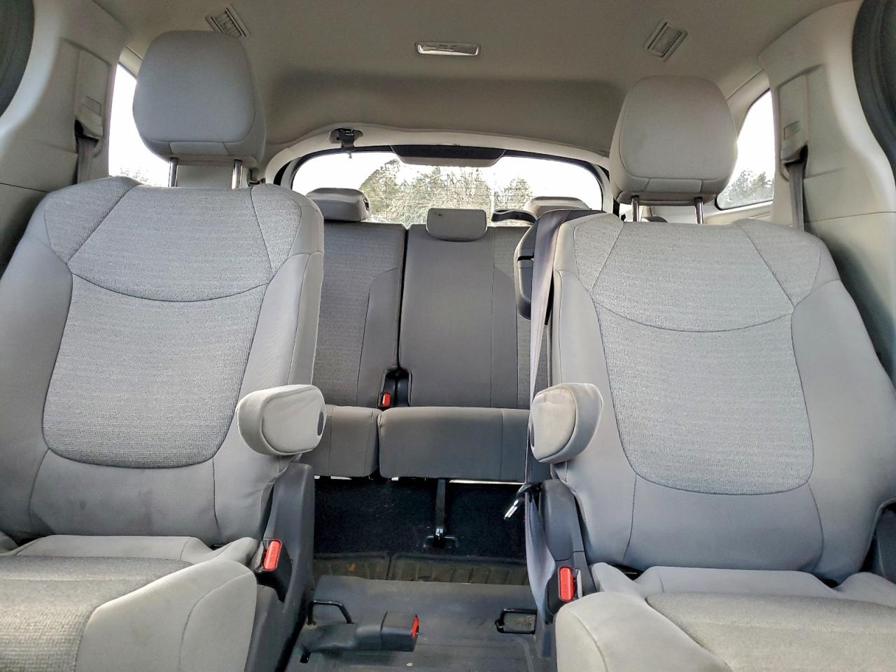 2021 TOYOTA SIENNA LE photo 10