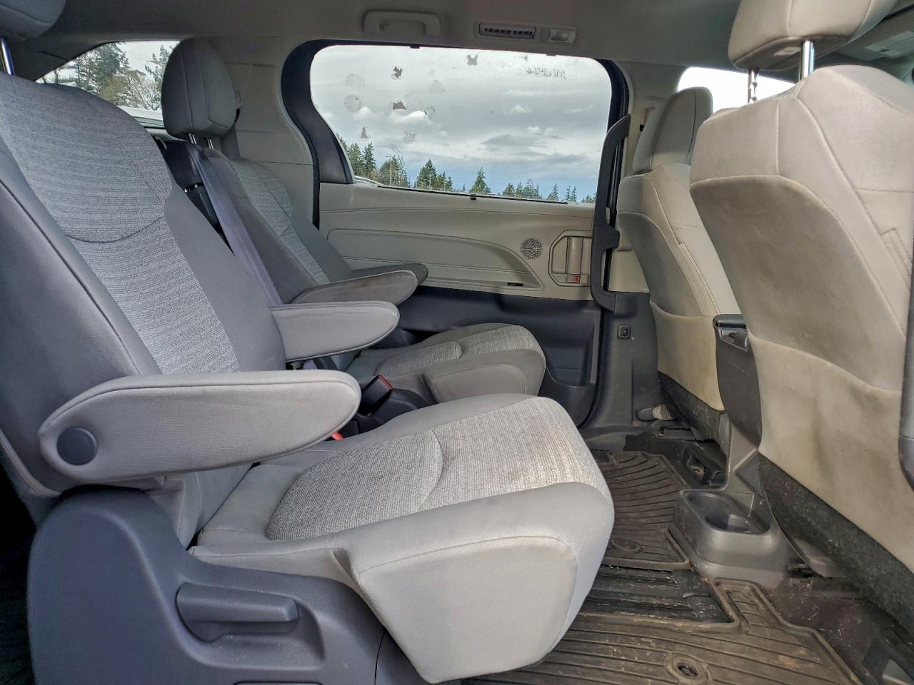 2021 TOYOTA SIENNA LE photo 11